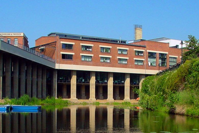 Tourenschiff auf den Wasserwegen der Stadt